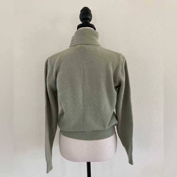 VINTAGE | Neiman Marcus Sage Green 💚 100% Cashmere Turtleneck Sweater sz. Small - Picture 2 of 6